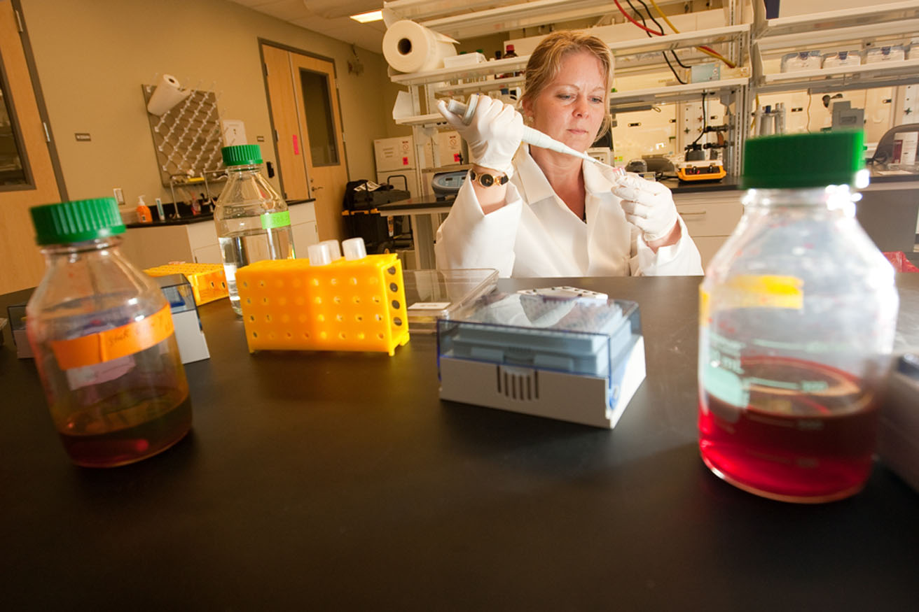 Cecilia Williams in lab